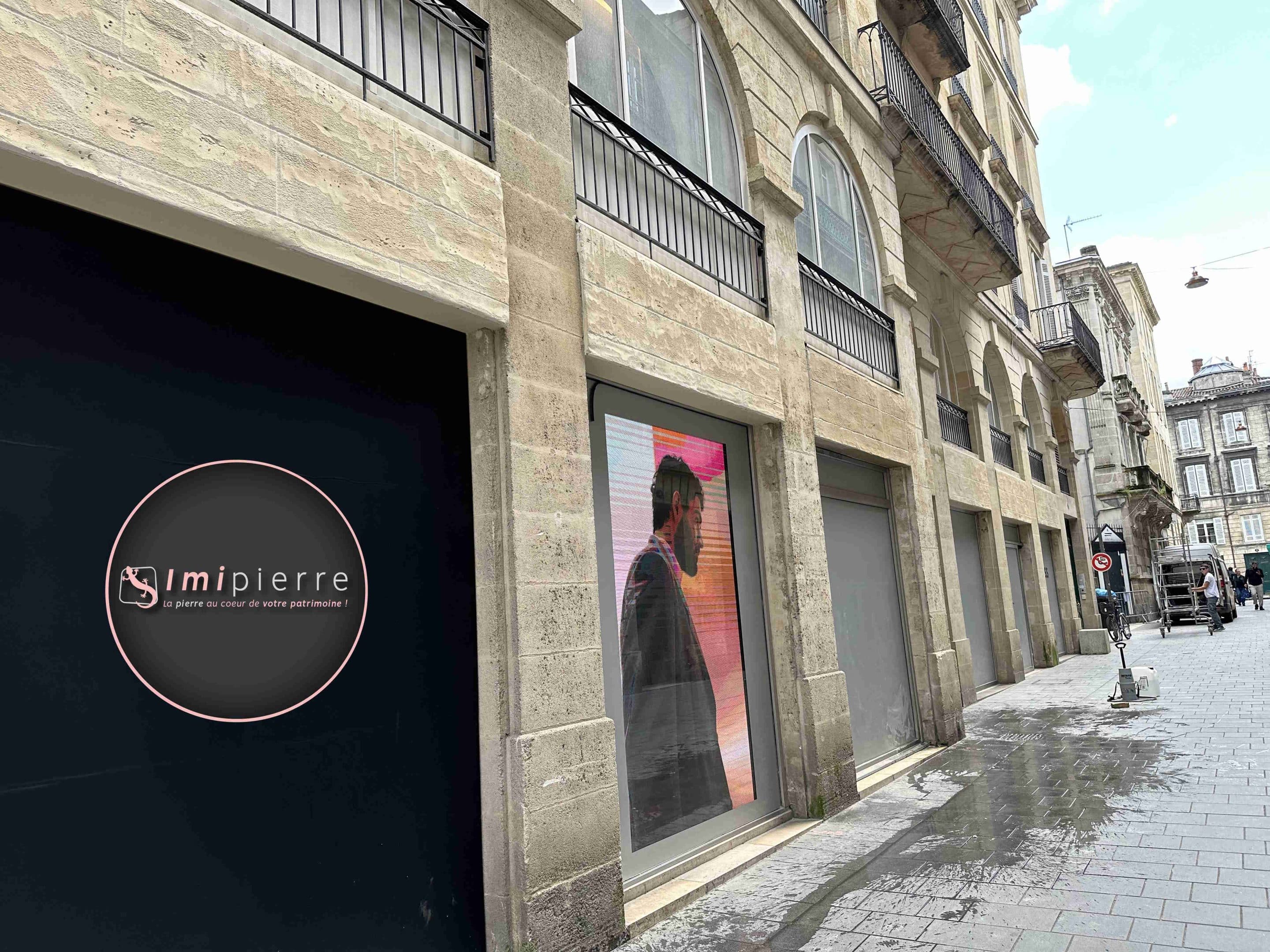 Décor en façade chez Hugo BOSS de Bordeaux.