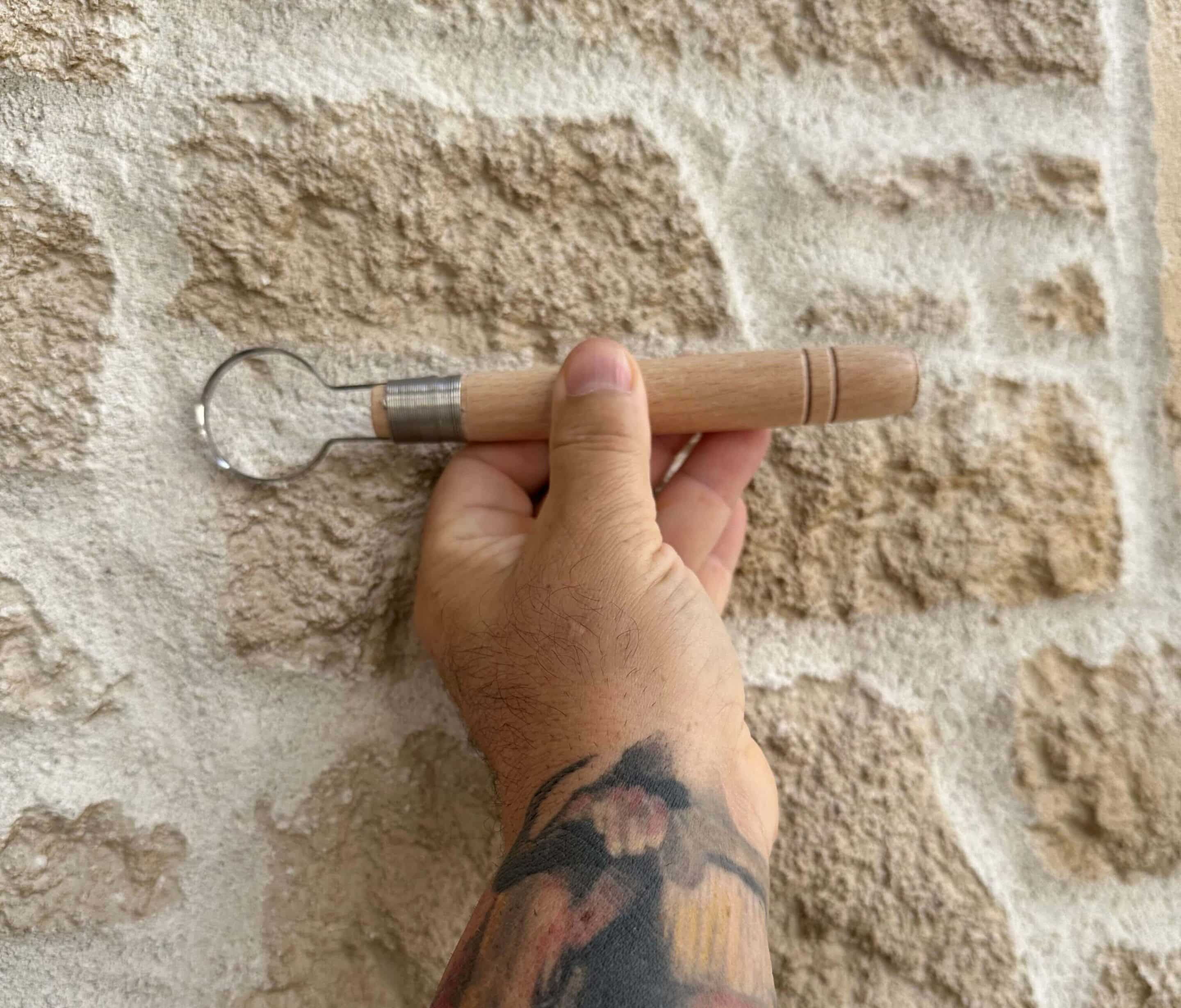 Couteau acier avec manche bois pour sculpter les enduits et mortiers en ENDUIT SCULPTE et ART DE LA ROCAILLE