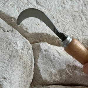 Serpette acier avec manche bois pour sculpter vos décors à thème, vos rocailles ou encore vos enduit pierre.