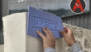 Mise en texture d'un décor en centre de formation alliant technique manuelle et ressources professionnelles