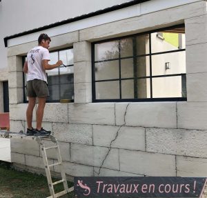 Notre compagnon patine les imitations pierres de taille
