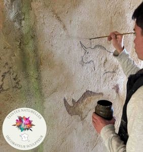 Mise en oeuvre de patines afin de donner vie à la grotte en cours de construction avec des imitations de peintures préhistoriques