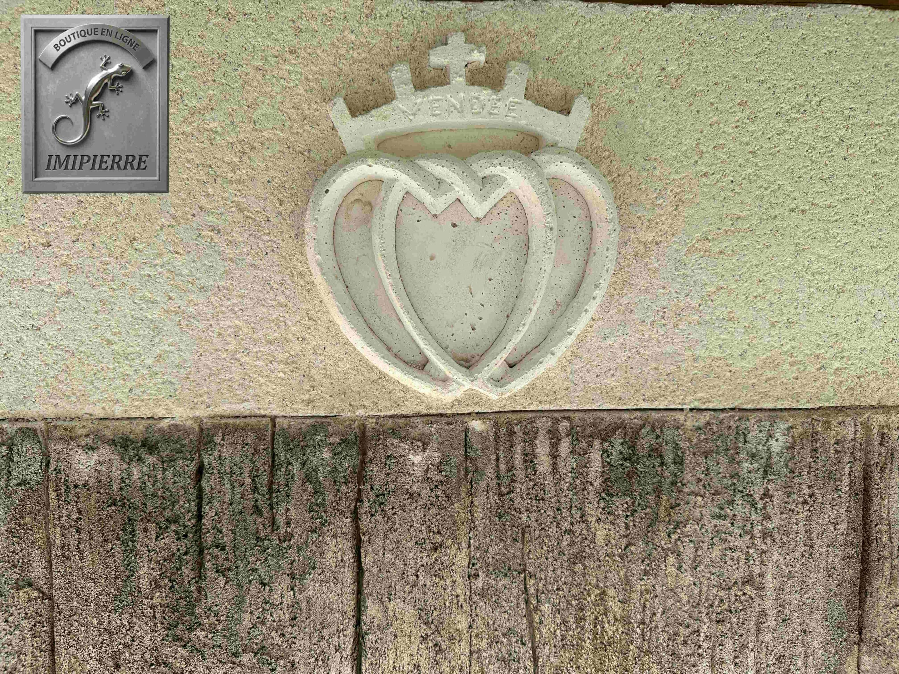 Notre moulage pour décors (Ref COEV) en situation sur un enduit sculpté représentant un linteau en pierre au-dessus d'une porte en bois