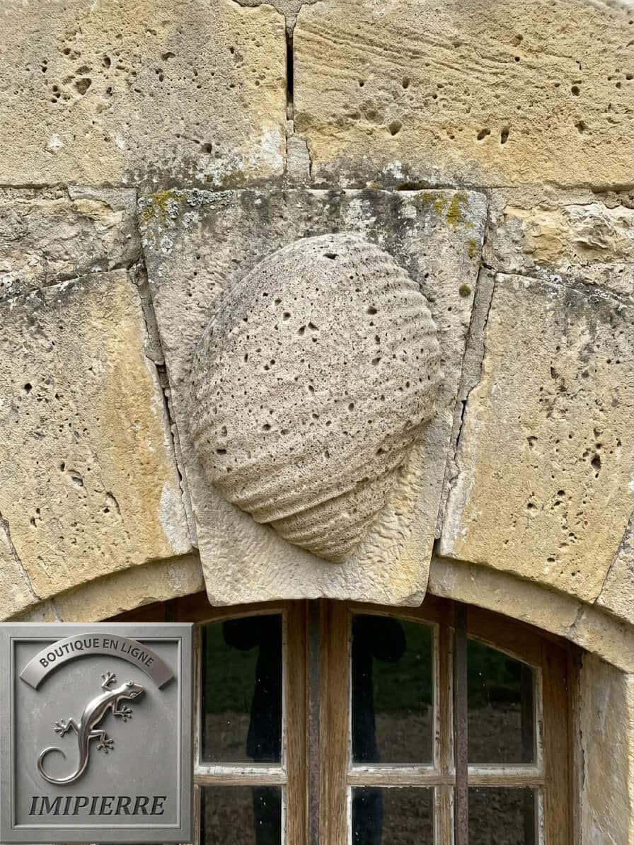 Notre moulage (ref COQ2) intégré à une clé de voute et patiné afin de se fondre. Une belle signature. Image IA.