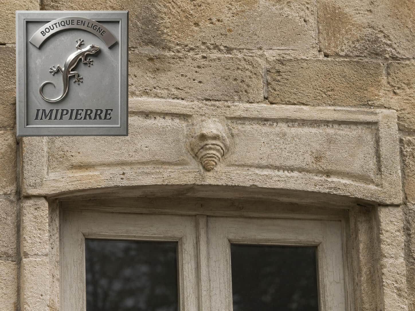 Notre moulage pour enduit sculpté et décors thématiques COQ4 intégré à un linteau façonné en enduit imitant une pierre de taille. IA.