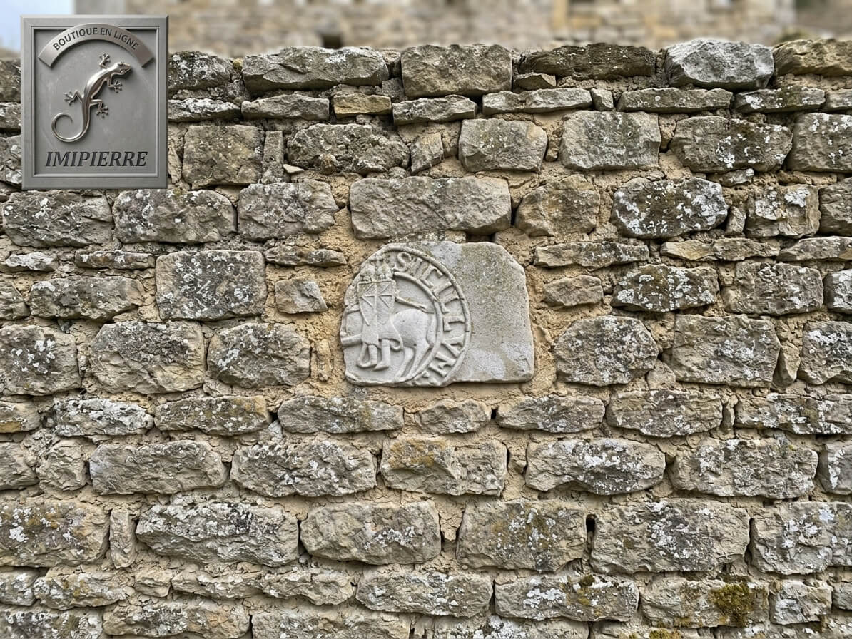 SDT est notre moulage imitant une pierre de taille cassée et réutilisée pour la construction d'un mur en pierre comme peut être intégré notre moulage