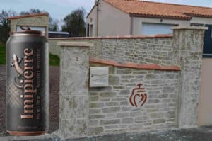 sculpture sur muret et garage avec le coeur Vendéen qui ressort de l'imitation pierre rustique de Vendée
