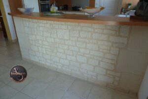 Réalisation d'un enduit façon moellon sur un bar intérieur afin de lui donner du charme