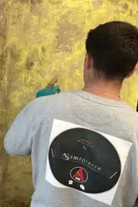 Finition par le vieillissement d'un mur imitation vieil enduit. Matières et patines pour des décors en scénographie, IMIPIERRE ACADEMY