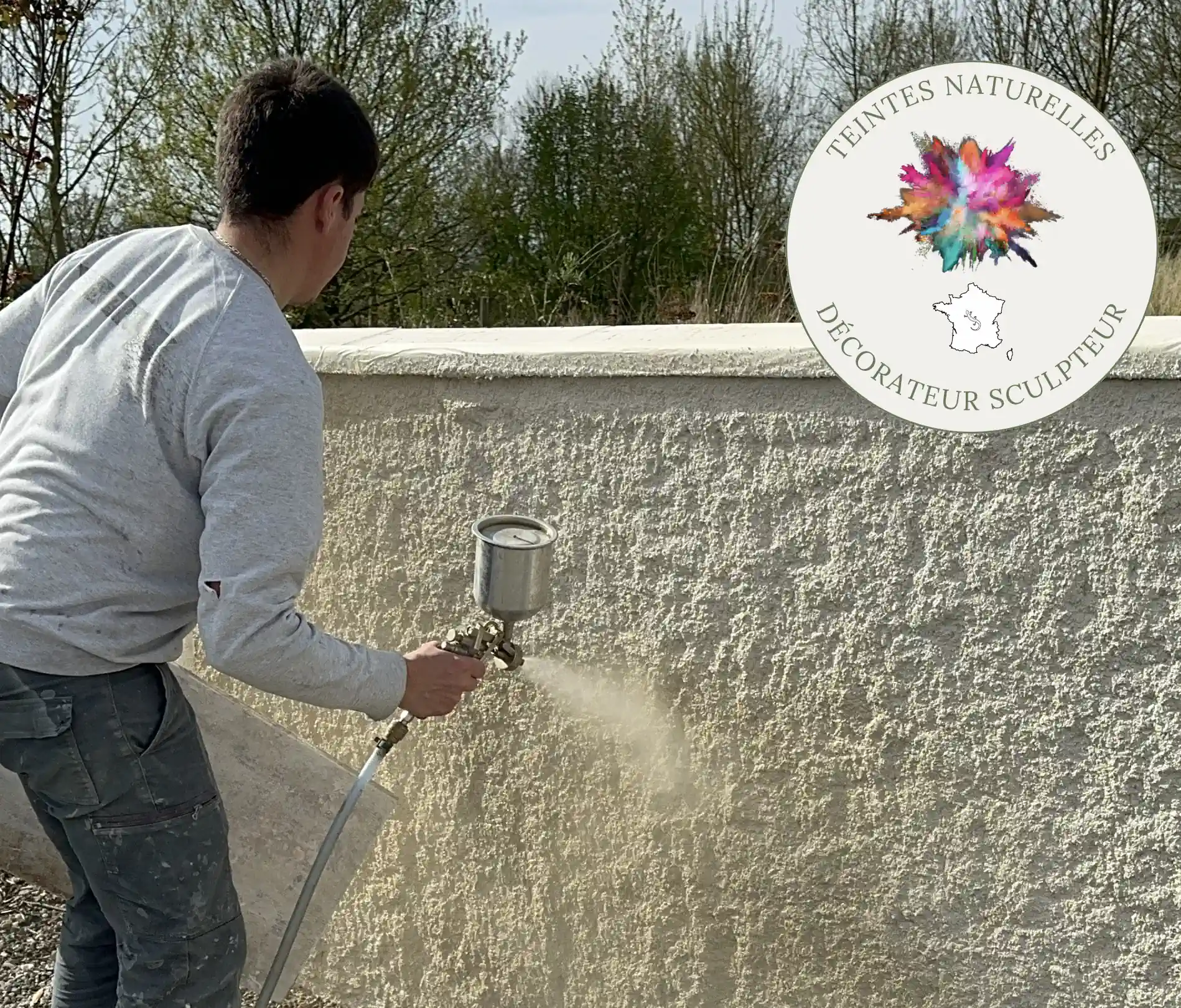 Pulvérisation de liant acrylique pour fixer les pigments naturels sur Enduit et décors